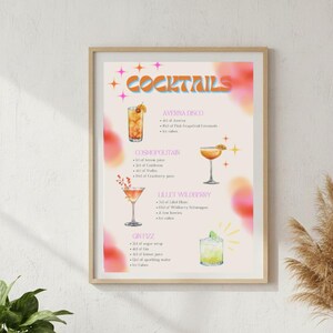 Peut inclure: Une affiche encadrée avec le mot "COCKTAILS" en orange et rose. Elle présente des recettes et des illustrations de quatre cocktails : Averna Disco, Cosmopolitan, Lillet Wildberry et Gin Fizz. Le fond est un dégradé rose et orange flou, avec des étoiles.