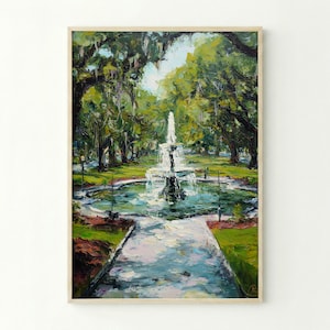 Op de afbeelding: Olieverfschilderij van een parkscène met een fontein als middelpunt. Een pad leidt naar de fontein, omgeven door groene bomen en bladeren. Het kunstwerk is ingelijst in een lichtgekleurde houten lijst, wat rust uitstraalt.