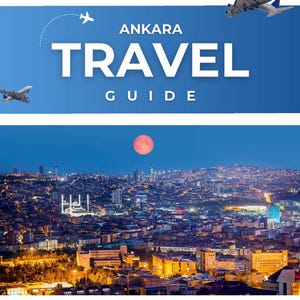 Peut inclure: Couverture du guide de voyage d'Ankara 2026. La couverture présente le texte "ANKARA TRAVEL GUIDE" en blanc sur un fond bleu, avec des avions. La partie inférieure montre un paysage urbain nocturne avec une grande lune rouge.