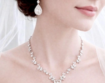 Conjunto de joyería nupcial con fondo para novia, collar y aretes con forma de lágrima de circonitas y halo de hojas multiforma. LILLY2