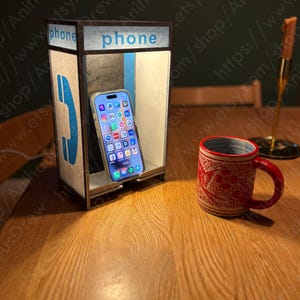 壁掛け式ビンテージ電話ボックス型電話スタンドとランプのバリエーション