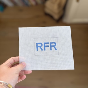 Tela per ricamo con iniziali personalizzate / 18 maglie / Design 2,5x3 / Tela con monogramma personalizzato / Ricamo con inserto per cappello / Regalo preppy