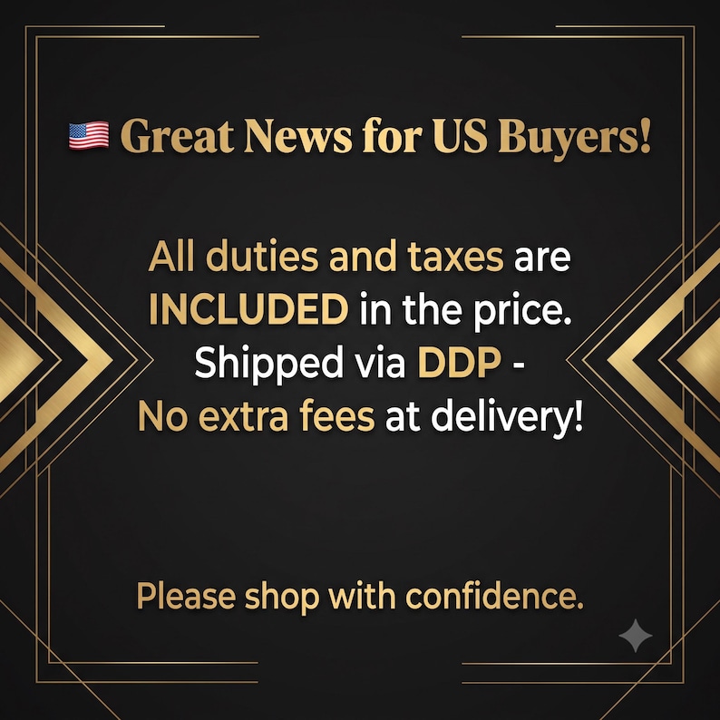 Puede incluir: Un gr&aacute;fico negro con bordes geom&eacute;tricos dorados y el texto: Great News for US Buyers! All duties and taxes are INCLUDED in the price. Shipped via DDP - No extra fees at delivery! Please shop with confidence. Incluye un icono de la bandera de EE. UU.