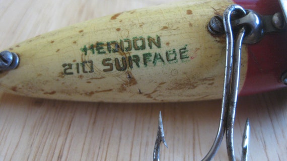 オールドHEDDON 210 VINTAGE HEDDON 210 SURFACE Wooden Fishing Lure, 3.5 In., Red