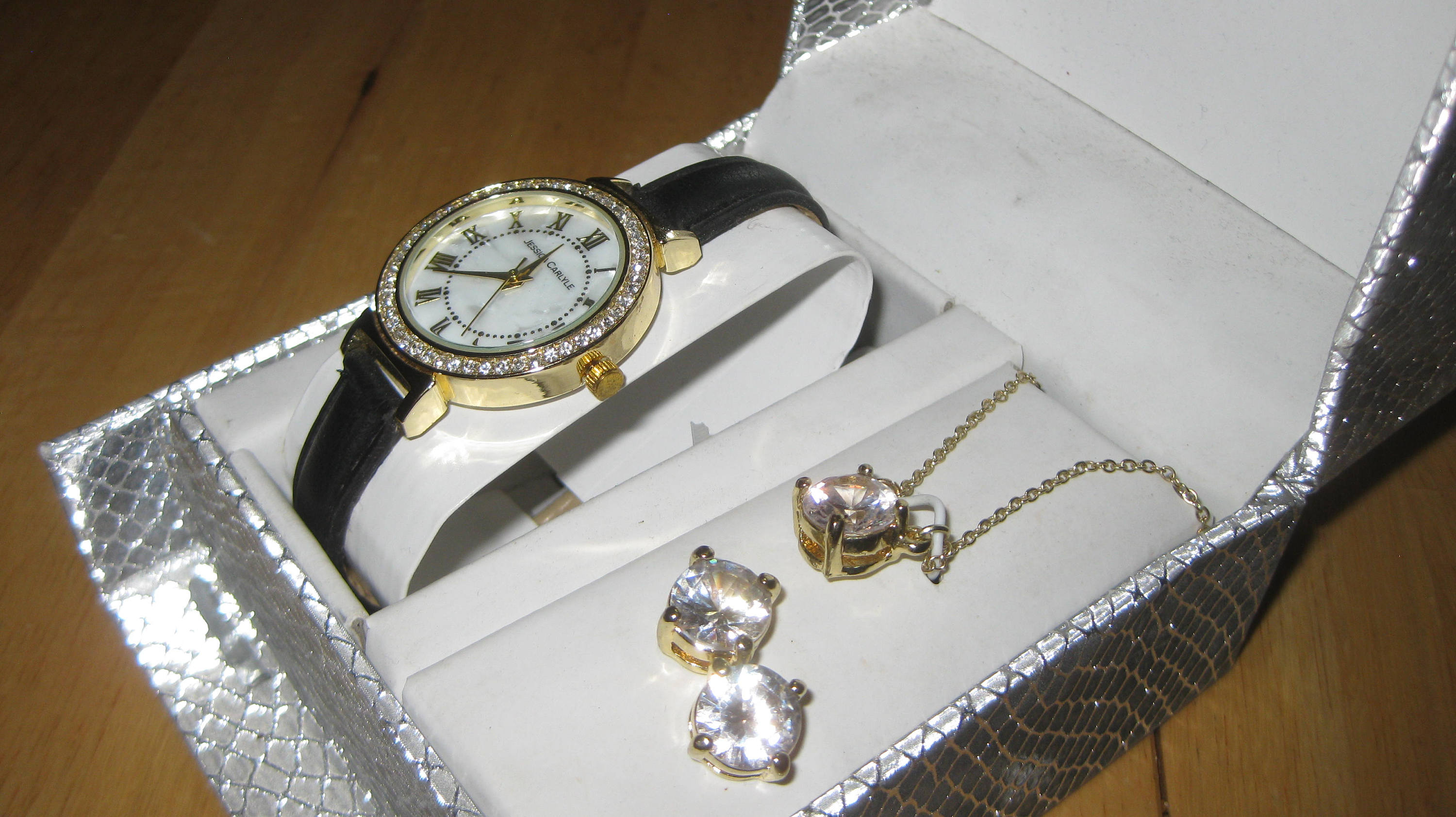 Womans Jessica Carlyle Watch Set With Matching Necklace Earings