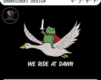 Wir reiten im Morgengrauen Frosch mit Schwert Stickdatei, Mittelalterlicher Frosch DnD Design Lustige Fantasy Tier Stickerei Renaissance Faire Digitale Emb