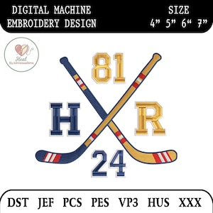 Pode incluir: Design de bordado digital para máquina com tacos de hóquei cruzados com as letras H e R e os números 81 e 24. O design é em azul marinho, dourado e vermelho, com um tamanho de 10.16 a 17.78 cm.