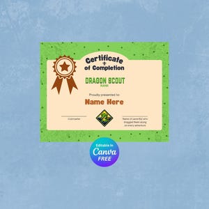 Può includere: Un certificato di completamento con un bordo verde e un interno beige chiaro. Il testo recita "Certificate of Completion" e "DRAGON SCOUT RANK". Sotto c'è "Proudly presented to: Name Here". Sono visibili anche un distintivo e il logo Canva Free.