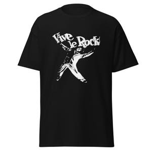 Könnte beinhalten: Schwarzes T-Shirt mit einem weißen Aufdruck, der eine Person mit erhobenen Armen und dem Text "Vive le Rock" zeigt. Das Design befindet sich mittig auf der Vorderseite des T-Shirts und erzeugt einen starken visuellen Effekt.