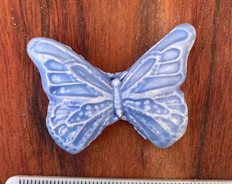 Mariposa de cerámica, en azul claro
