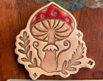 Fungo dipinto in ceramica, in rosso