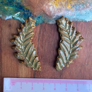 Paquete de azulejos de cerámica con diseño de hojas variadas, en color verde oliva antiguo.