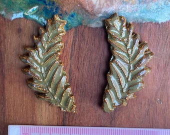 Paquete de azulejos de cerámica con diseño de hojas variadas, en color verde oliva antiguo.