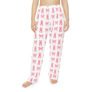 Pantalones de pijama con estampado de conejito y lazo rosa / Estampado completo imagen 3