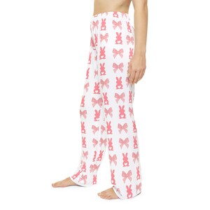 Pantalones de pijama con estampado de conejito y lazo rosa / Estampado completo imagen 5