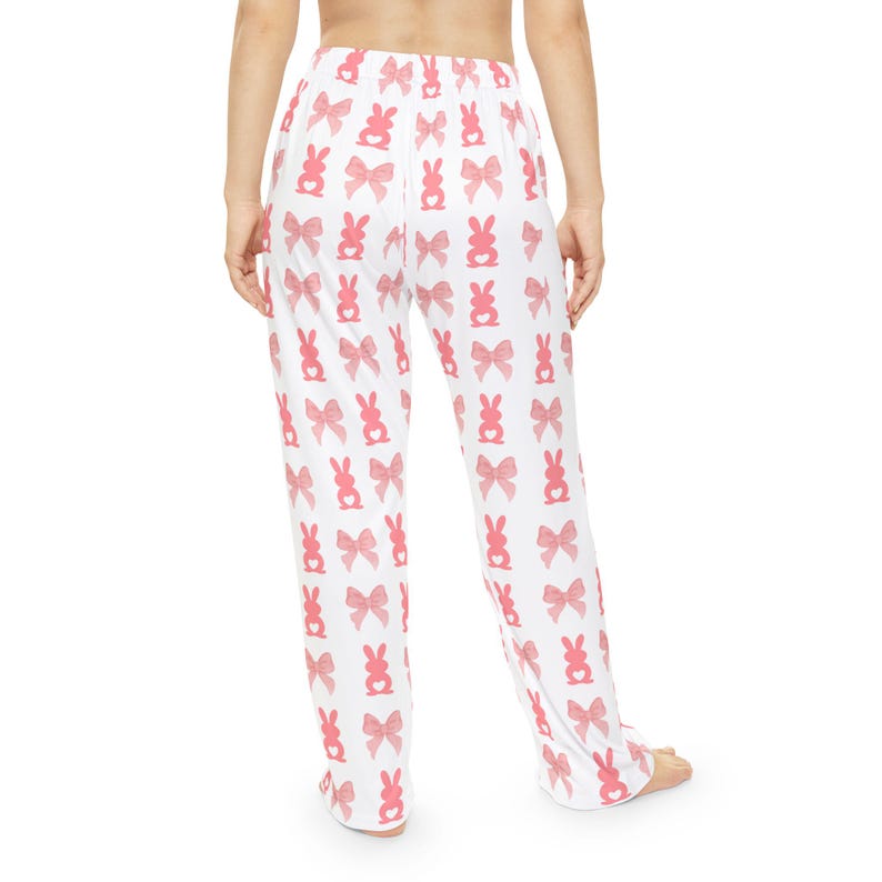Pantalones de pijama con estampado de conejito y lazo rosa / Estampado completo imagen 4