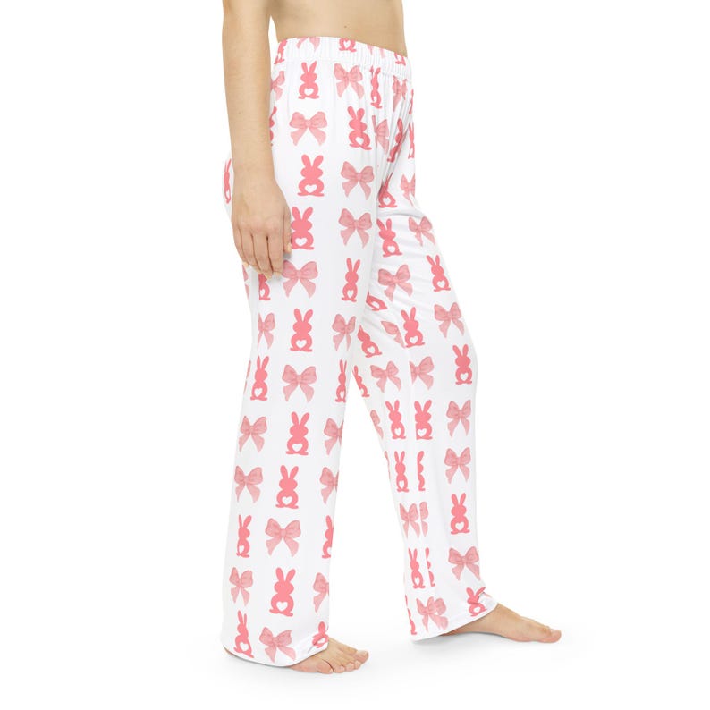 Pantalones de pijama con estampado de conejito y lazo rosa / Estampado completo imagen 6