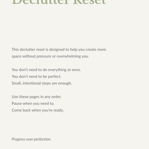 Peut inclure: Fond beige avec le texte "Declutter Reset" en vert clair. Le texte donne des conseils de désencombrement, comme faire de petits pas et ne pas viser la perfection. La phrase "Progress over perfection" est en bas.