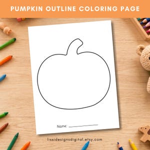 Op de afbeelding: Een wit kleurblad met een zwarte lijntekening van een pompoen in het midden. Onder de pompoen staat het woord Name gevolgd door een horizontale lijn. De tekst PUMPKIN OUTLINE COLORING PAGE staat bovenaan de afbeelding.