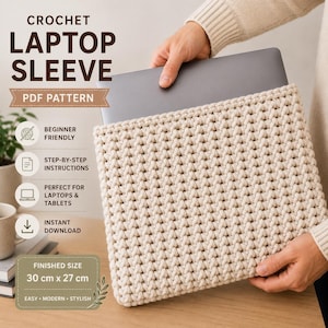 Puede incluir: Una funda para portátil de ganchillo de color crema con el texto "CROCHET LAPTOP SLEEVE PDF PATTERN". La funda mide 30 cm x 27 cm. El diseño es apto para principiantes, con instrucciones paso a paso, perfecto para portátiles y tabletas.