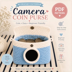 Könnte beinhalten: Eine Häkelanleitung für eine Kameramünzbörse. Die Geldbörse ist blau und weiß mit einem schwarzen Linsendetail. Der Text auf dem Bild lautet "Camera Coin Purse" und "Make your own mini camera coin purse!"