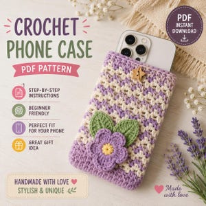 Puede incluir: Un patr&oacute;n de funda de tel&eacute;fono a ganchillo con dise&ntilde;o de espiga en color morado y crema. La funda est&aacute; decorada con una aplicaci&oacute;n de flor morada con centro amarillo y dos hojas verdes. Un peque&ntilde;o bot&oacute;n de madera en forma de estrella cierra.