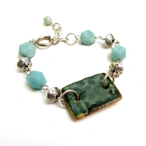 Unico e unico nel suo genere bracciale con trame barra bracciale in ceramica e pietre naturali amazonite.  Lunghezza regolabile. Regalo sotto i 25 anni