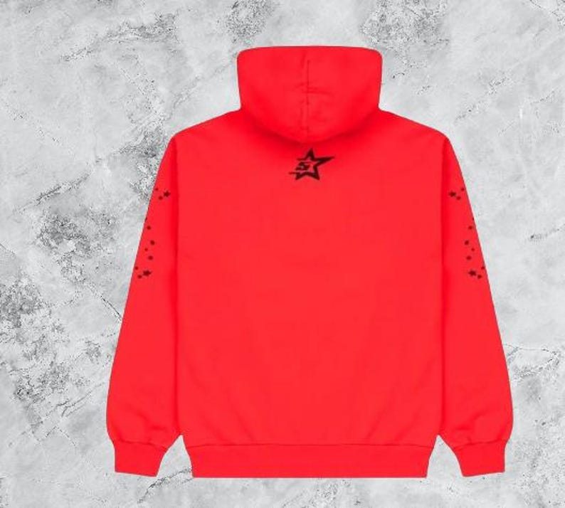 Op de afbeelding: Een felrode hoodie met een capuchon en lange mouwen. De achterkant heeft een zwart sterlogo en een constellatie van kleine zwarte sterren op de linkermouw. De hoodie is gemaakt van zacht materiaal.