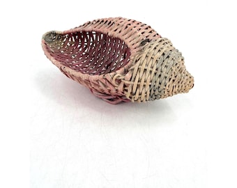 Cesta de mimbre Ben Rickert con forma de concha, pequeña, rosa, estilo rústico costero.