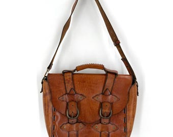 Bolso bandolera unisex de cuero hecho a mano, mediano, marrón, estilo western bohemio artesanal.