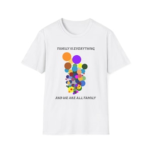 Camiseta con círculos coloridos "La familia lo es todo" / Camiseta gráfica de unidad familiar