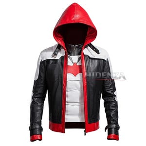 Könnte beinhalten: Kapuzenjacke mit roter Kapuze, schwarzen und weißen Ärmeln und einem rot-weißen Brustdesign. Die Jacke hat einen Reißverschluss und Schnallendetails. Das Gesamtdesign ist eine Kombination aus Schwarz, Weiß und Rot.