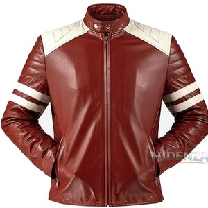 Könnte beinhalten: Burgunderfarbene Lederjacke mit Stehkragen und Reißverschluss. Die Jacke hat weiße Akzente auf den Schultern und zwei weiße Streifen auf jedem Ärmel. Sie hat zwei Reißverschlusstaschen und ein gestepptes Design an Schultern und Ärmeln.