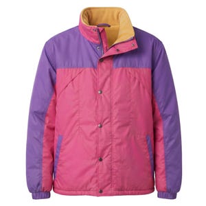 Könnte beinhalten: Eine farblich abgesetzte Jacke mit einem leuchtend pinken Mittelteil und Ärmeln, ergänzt durch violette Akzente an Schultern und Seiten. Die Jacke verfügt über einen hohen Kragen mit beigem Fleecefutter, einen Reißverschluss und eine Druckknopfleiste.