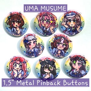 Puede incluir: Un conjunto de siete botones metálicos de 3,8 cm con ilustraciones de personajes de estilo anime. Cada botón tiene un borde de arcoíris. El texto "UMA MUSUME" y "1.5" Metal Pinback Buttons" son visibles.