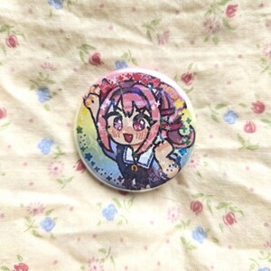 K&ouml;nnte beinhalten: Ein runder Ansteckbutton mit holografischer Oberfl&auml;che und einer bunten Anime-Illustration einer Figur mit rosa Haaren, einem dunkelblauen Outfit mit Kragen und einem fr&ouml;hlichen Gesichtsausdruck vor einem leuchtenden Regenbogenhintergrund.