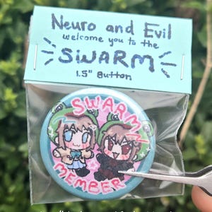 Op de afbeelding: Een set van drie keramische mokken met een gespikkelde, matte afwerking. De mokken zijn in de kleuren crème, lichtgrijs en donkergrijs. Elke mok heeft een eenvoudig, minimalistisch ontwerp en een afgeronde handgreep.