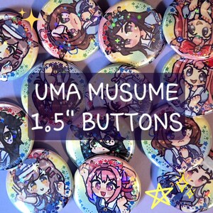 K&ouml;nnte beinhalten: Eine Sammlung runder 3,8 cm gro&szlig;er Ansteckbuttons mit verschiedenen Anime-Charakteren aus Uma Musume. Jeder Button hat eine farbenfrohe, holografische Oberfl&auml;che mit sternf&ouml;rmigen Glitzereffekten und dem Text UMA MUSUME 1.5" BUTTONS.
