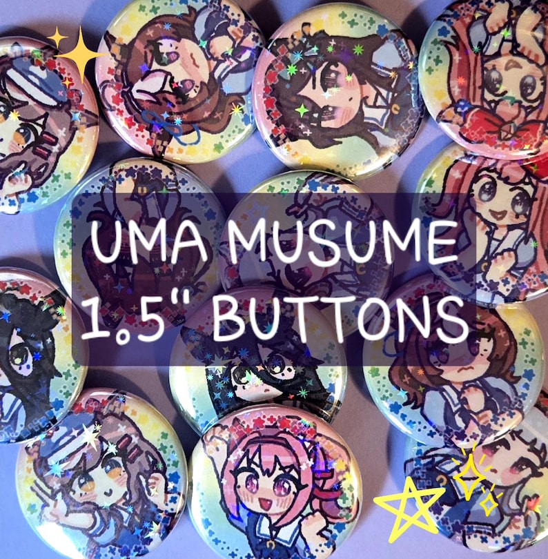 K&ouml;nnte beinhalten: Eine Sammlung runder 3,8 cm gro&szlig;er Ansteckbuttons mit verschiedenen Anime-Charakteren aus Uma Musume. Jeder Button hat eine farbenfrohe, holografische Oberfl&auml;che mit sternf&ouml;rmigen Glitzereffekten und dem Text UMA MUSUME 1.5" BUTTONS.