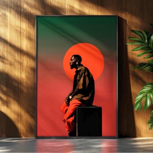 Puede incluir: Lámina artística que representa a una persona de perfil, sentada sobre un cubo negro, sobre un fondo de degradado rojo y verde con un gran círculo naranja. La persona lleva una camisa marrón y pantalones naranjas, con un reloj y un pendiente dorados.