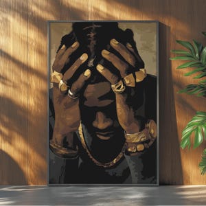 Puede incluir: Impresión artística enmarcada que presenta un retrato estilizado. La obra de arte representa a una persona con las manos en la cabeza, adornada con anillos de oro y un reloj de oro. También se ve una cadena de oro. La paleta de colores incluye tonos marrones, negros y dorados.