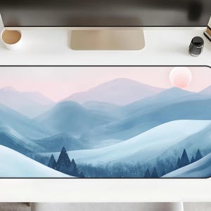 Alfombrilla de escritorio con paisaje de montaña en tonos pastel serenos / Alfombrilla de ratón con amanecer en azul y rosa.