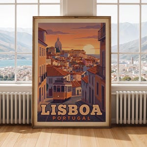 Könnte beinhalten: Ein gerahmtes Vintage-Reiseposter von Lissabon, Portugal. Es zeigt eine gelbe Straßenbahn auf einer Kopfsteinpflasterstraße, mit Gebäuden und einem Sonnenuntergang im Hintergrund. Das Poster hat eine warme Farbpalette aus Orange, Braun und Beige. Das Wort "LISBOA" ist prominent dargestellt.