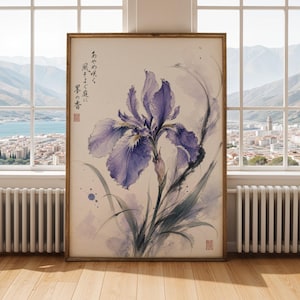 Könnte beinhalten: Ein gerahmter Aquarelldruck einer lila Irisblüte. Das Kunstwerk zeigt zarte Pinselstriche und weiche Farbverläufe. Japanischer Text ist oben links sichtbar. Der Druck befindet sich in einem Holzrahmen.