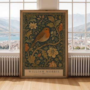 Könnte beinhalten: Ein rechteckiges gerahmtes Wandbild mit einem Rotkehlchen auf einem Ast inmitten komplexer dunkelblauer Blatt- und Blumenmuster. Der untere Bereich enthält den Text WILLIAM MORRIS sowie den Schriftzug BEAUTY IS THE SIGN OF LIFE.