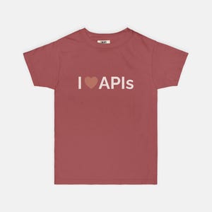 Puede incluir: Una camiseta granate con el texto "I ❤ APIs" en blanco y un símbolo de corazón. La camiseta está hecha de un material suave y tiene cuello redondo. La camiseta es una prenda casual.