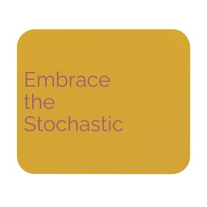 Op de afbeelding: Mosterdgeel vierkant met afgeronde hoeken. De tekst "Embrace the Stochastic" is geschreven in een zacht paarse lettertype. Het ontwerp is eenvoudig en modern, met de nadruk op typografie.