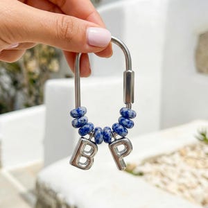 Colgante personalizado de piedra con inicial para bolso, llavero de plata con letra, accesorio de mosquetón con cuentas personalizado, regalo para proponerle ser dama de honor