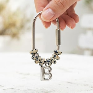 Può includere: Un cartello in legno rustico con la scritta "Welcome to our home" in lettere bianche. Il cartello presenta una finitura invecchiata e un design semplice e accogliente, perfetto per un portico o un ingresso.