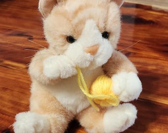 Peluche vintage de los 90 de Best Made Toys: un gatito naranja hecho de ovillos de lana.